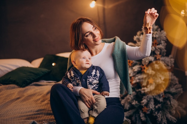 Madre con su bebé celebrando la Navidad