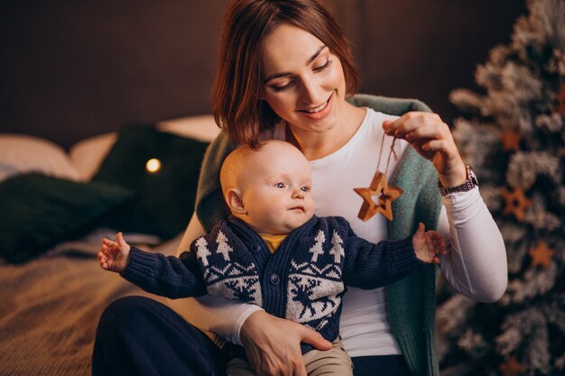 Madre con su bebé celebrando la Navidad