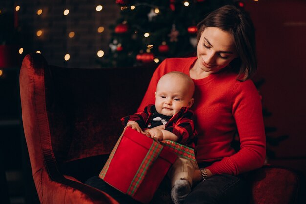 Madre con su bebé celebrando la Navidad