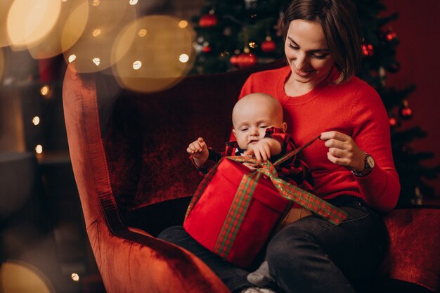 Madre con su bebé celebrando la Navidad