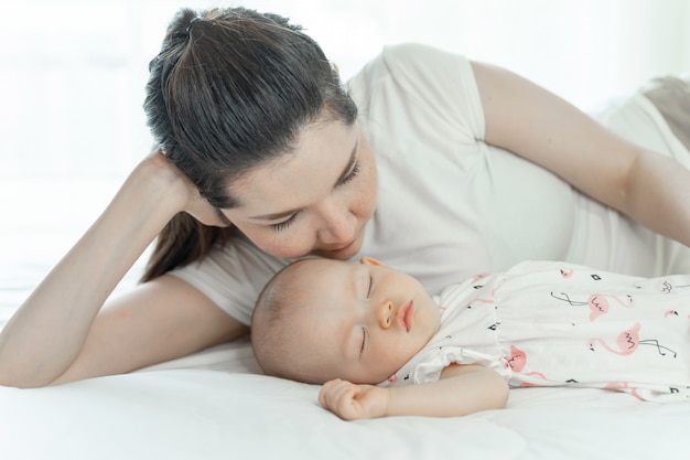 Madre con su bebé durmiendo en la habitación