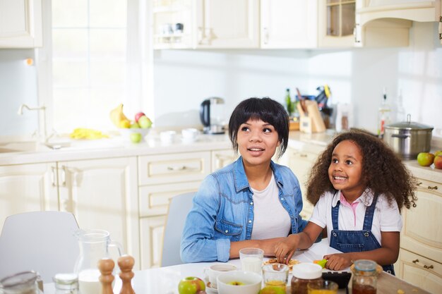 Madre y su hija en la cocina