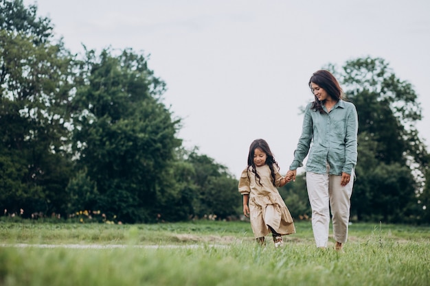 Madre con su hija divirtiéndose juntos en el parque