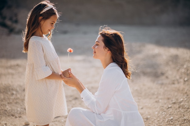 Madre con su hija juntos divirtiéndose