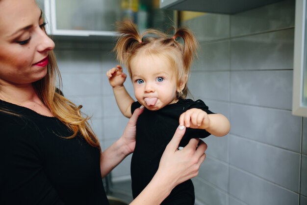 Madre con su hija en las manos