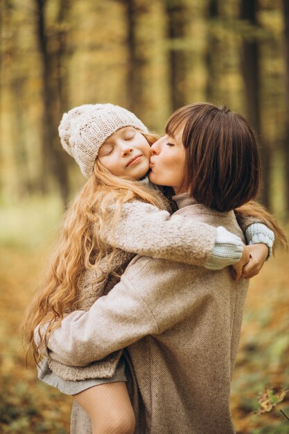 Madre con su hija en el parque divirtiéndose