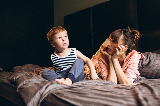 Madre con su hijo en la cama.