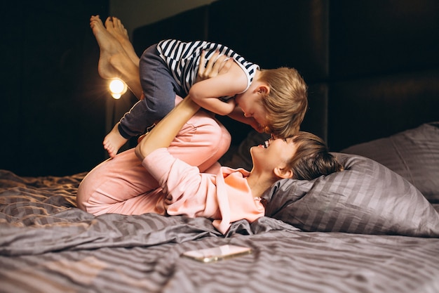 Madre con su hijo en la cama.