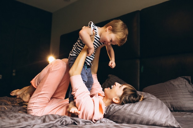 Madre con su hijo en la cama.