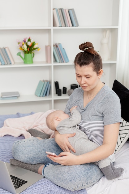 Foto gratuita madre con su hijo en casa