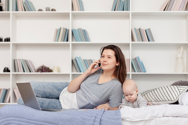 Madre con su hijo en casa