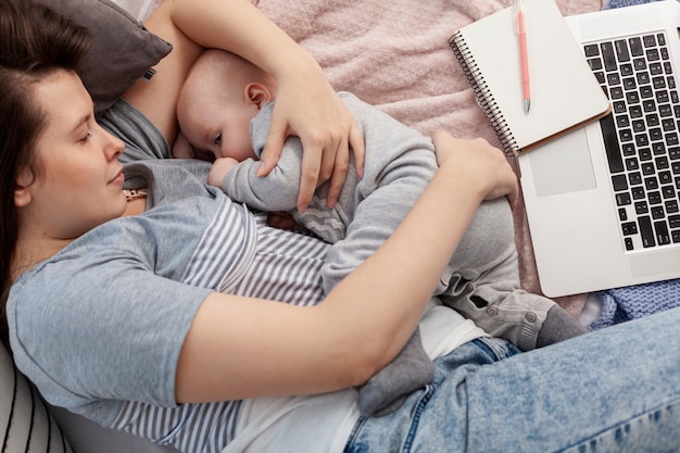 Madre con su hijo en casa