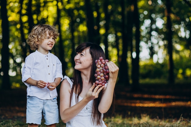 Madre con su hijo haciendo un picnic en el bosque