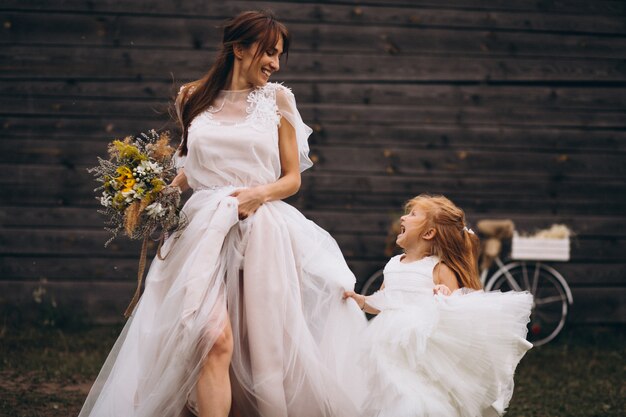 Madre con su hijo en hermosos vestidos con bicicleta