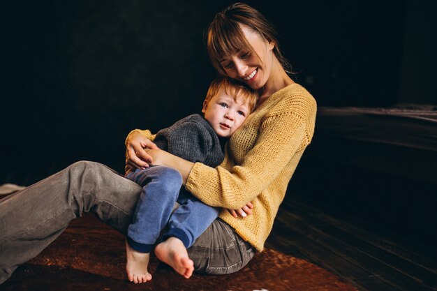 Madre con su hijo jugando en la habitación.