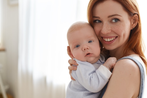 Foto gratuita madre y su hijo posando interior