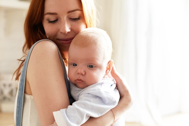 Foto gratuita madre y su hijo posando interior