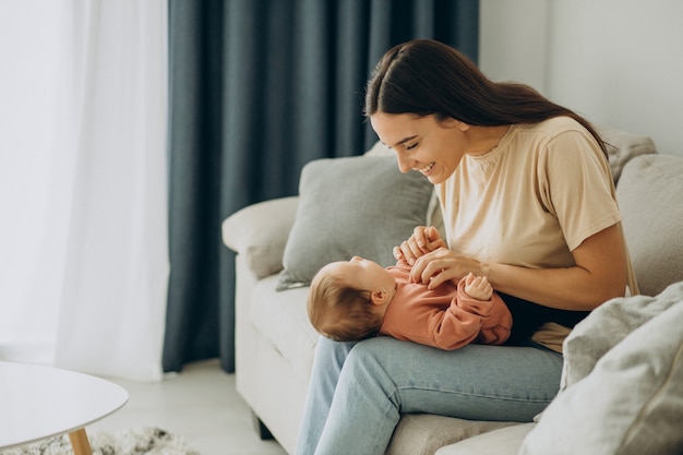 Foto gratuita madre con su niña en casa