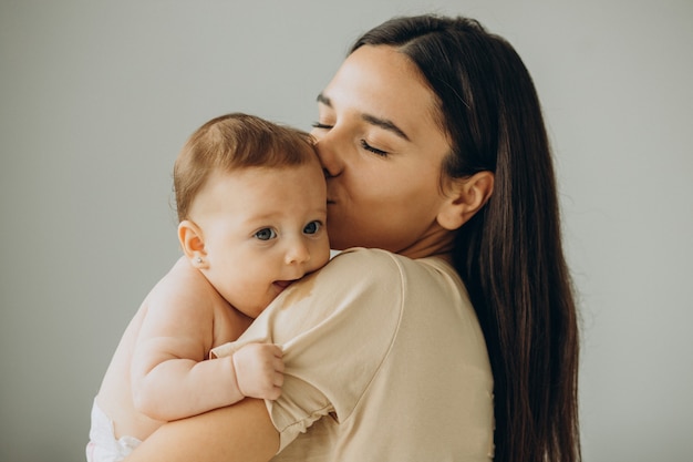 Madre con su niña en casa