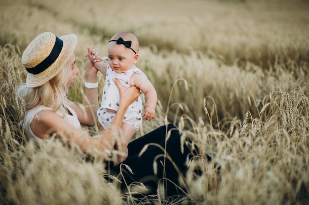 Madre con su pequeña hija en el campo