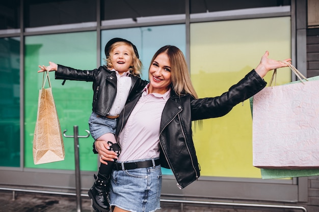 Foto gratuita madre con su pequeña hija linda con bolsas de compras