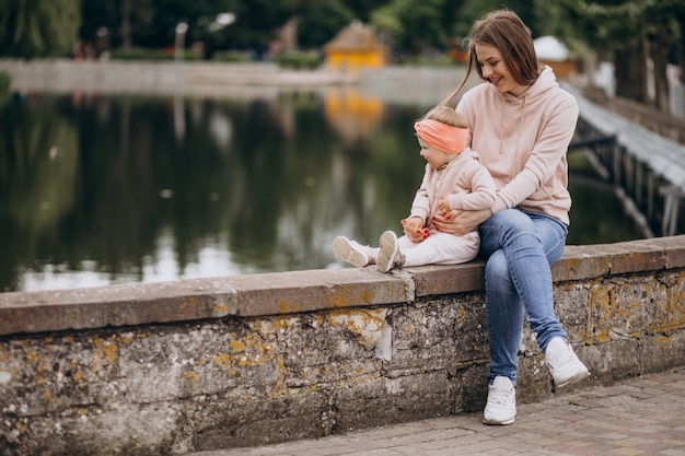 Madre con su pequeña hija en el parque