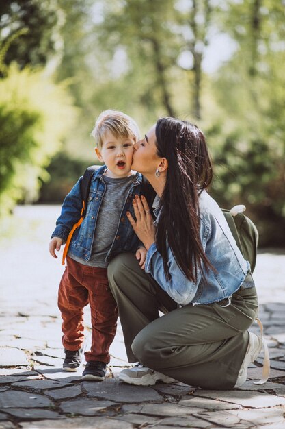 Madre con su pequeño hijo divirtiéndose en el parque