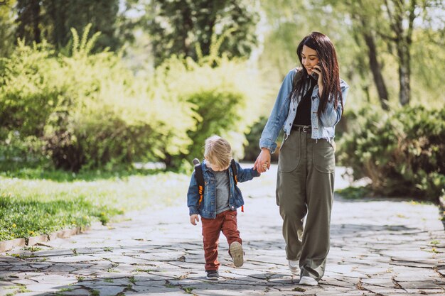 Madre con su pequeño hijo divirtiéndose en el parque