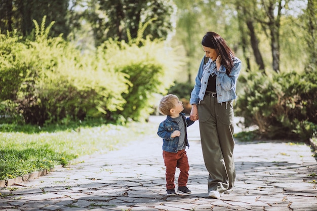 Madre con su pequeño hijo divirtiéndose en el parque