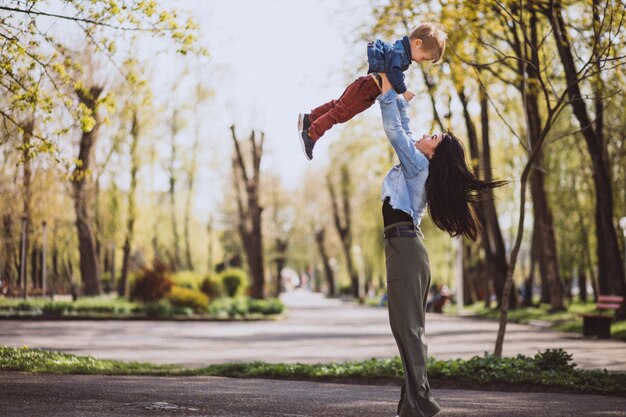 Madre con su pequeño hijo divirtiéndose en el parque