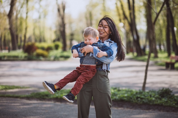 Foto gratuita madre con su pequeño hijo divirtiéndose en el parque