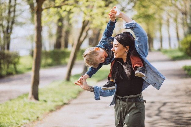 Madre con su pequeño hijo divirtiéndose en el parque