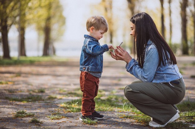 Madre con su pequeño hijo divirtiéndose en el parque