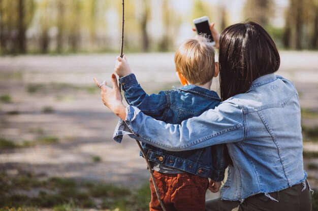 Madre con su pequeño hijo divirtiéndose en el parque