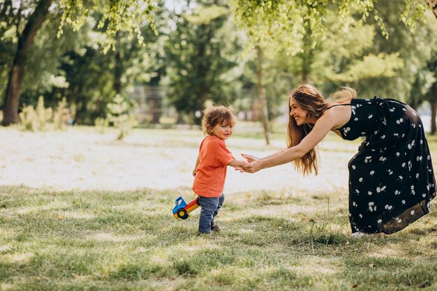 Madre con su pequeño hijo juntos en el parque