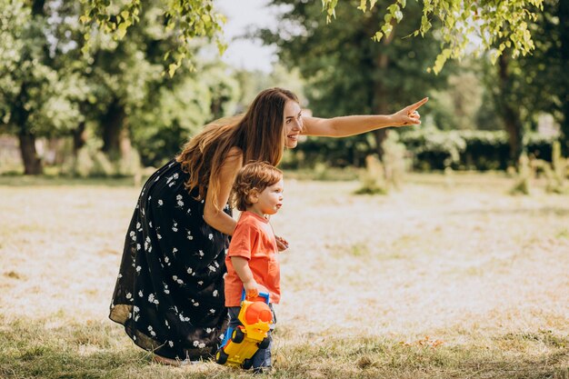 Madre con su pequeño hijo juntos en el parque