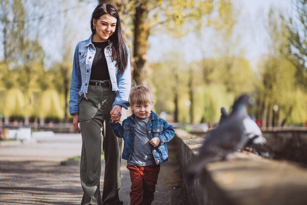 Madre con su pequeño hijo en el parque