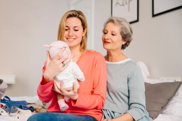 Madre sujetando bebé en el día de la madre