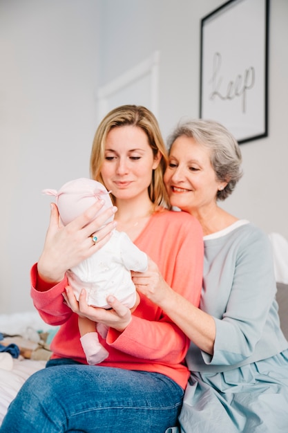 Foto gratuita madre sujetando bebé en el día de la madre