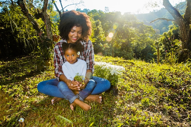 Madre sujetando hija