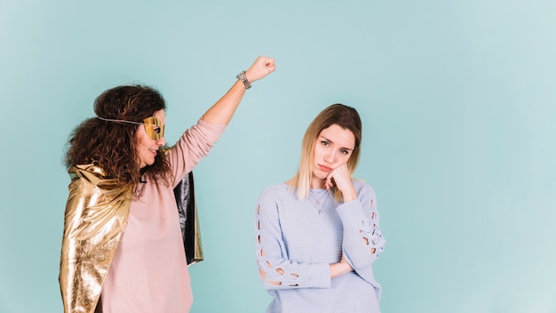 Foto gratuita madre superhéroe cerca hija aburrida