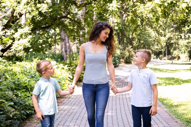 Madre con sus dos hijos en el parque.