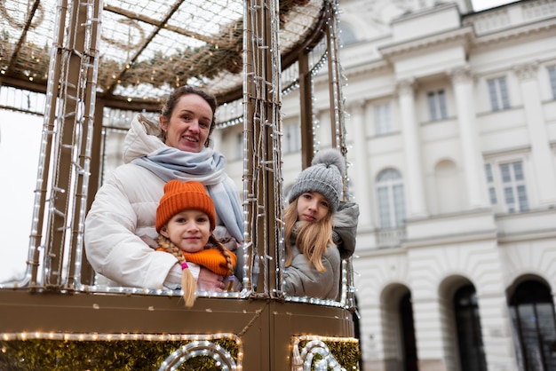 Madre y sus hijas disfrutando de un viaje en sus vacaciones de invierno