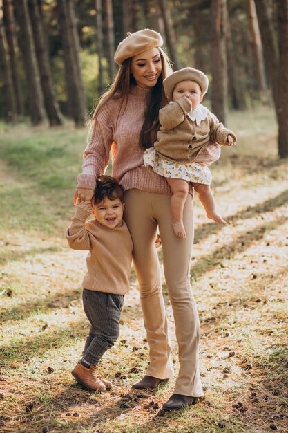 Madre con sus hijos juntos en el parque