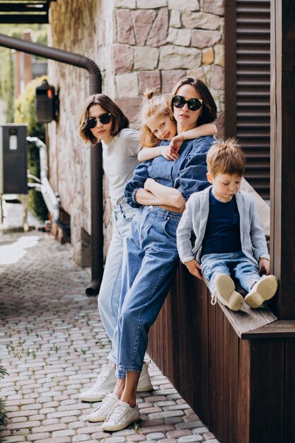 Madre con sus hijos en el patio