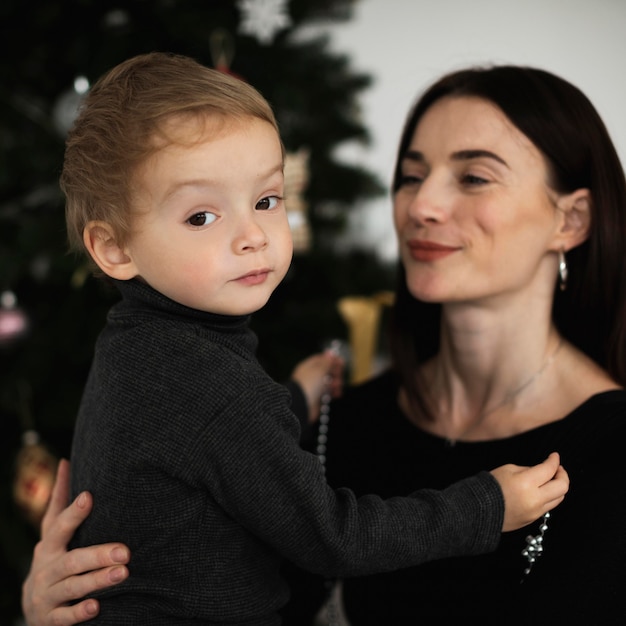 Foto gratuita madre, tenencia, lindo, niño joven