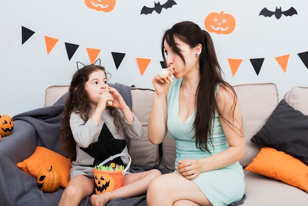 Madre teniendo un momento alegre con hija