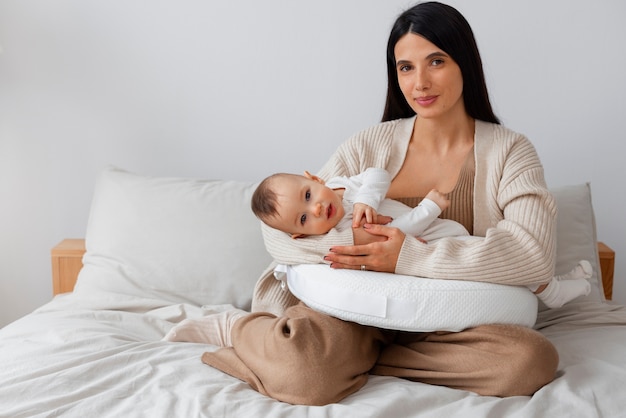 Madre de tiro completo con bebé recién nacido