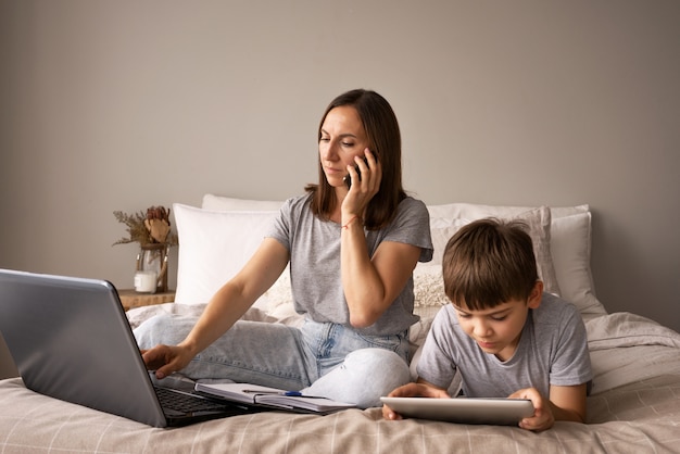 Foto gratuita madre de tiro completo hablando por teléfono