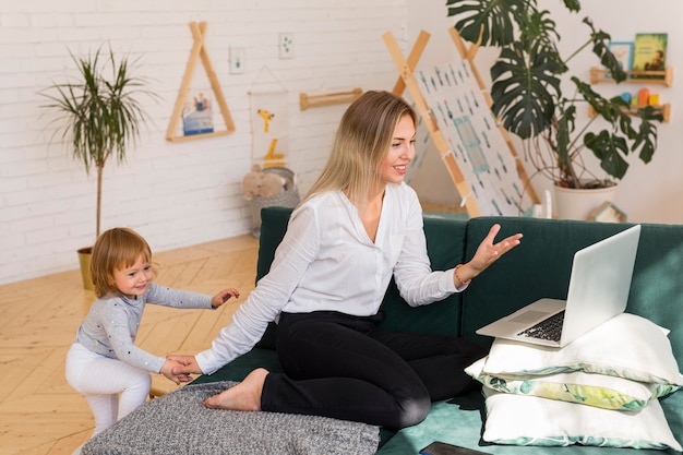 Madre de tiro completo con niño trabajando